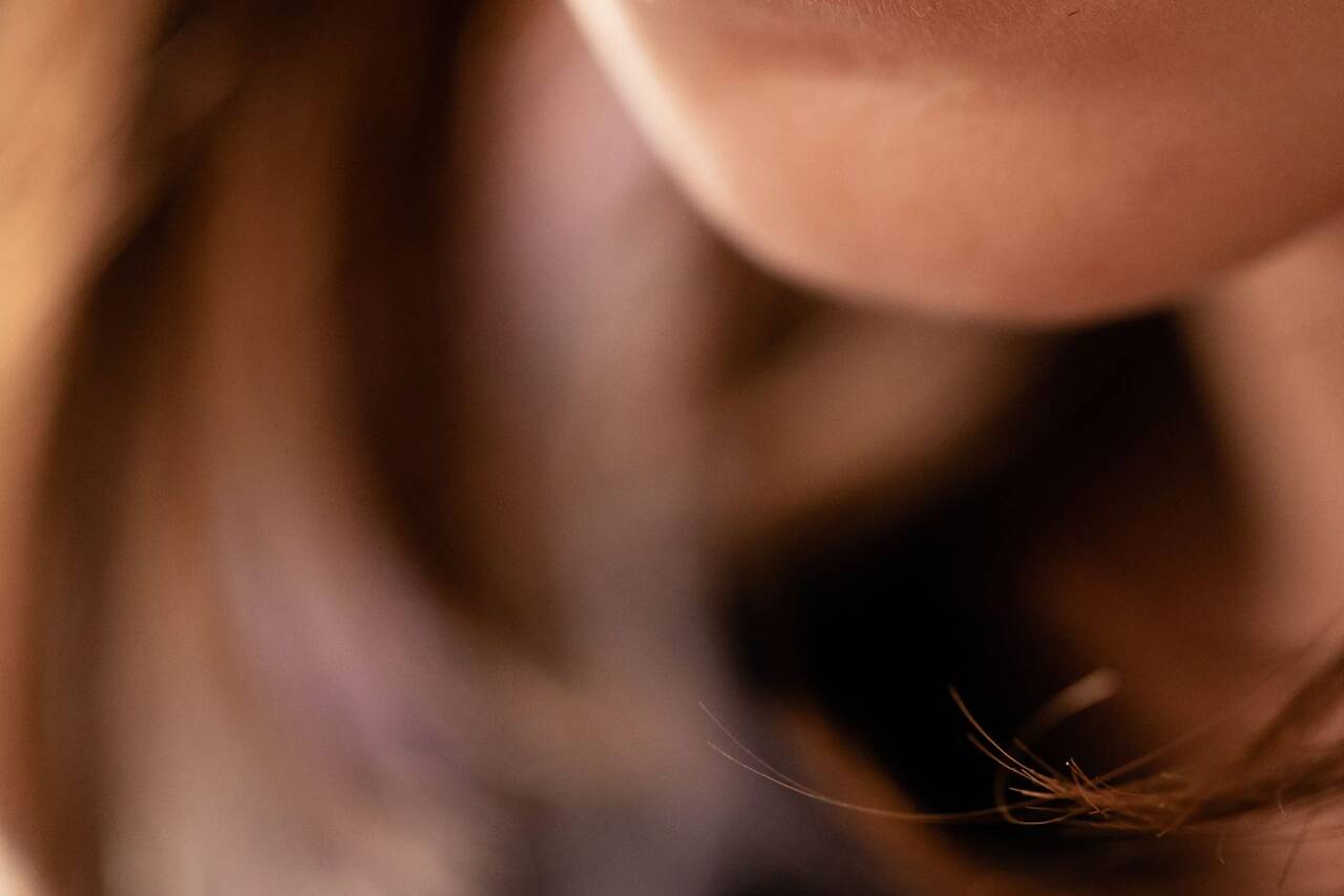 画像: 女性の口元クローズアップ画像。唇や肌の質感が細かく描写されています。美容、メイクアップ、スキンケアに関連するキーワードを含むシーン。